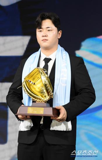  NC Kim Hyungjun, shining real glove