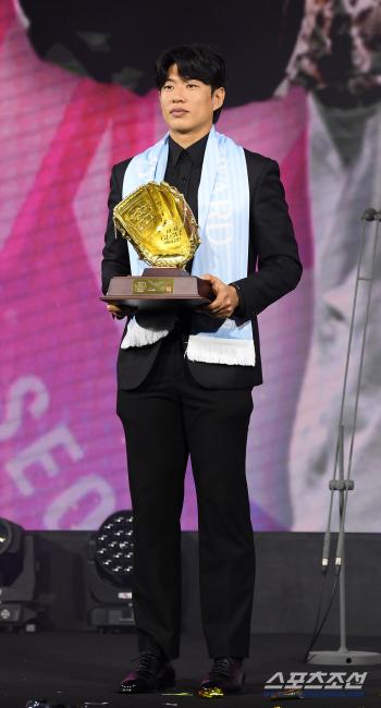  Player of the Year Award, Song Seong-moon. This season was the best