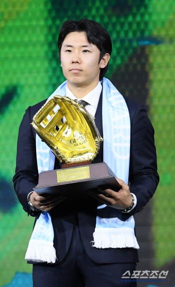  Samsung Kim Sung-yoon wins Real Glove in Outfielder category