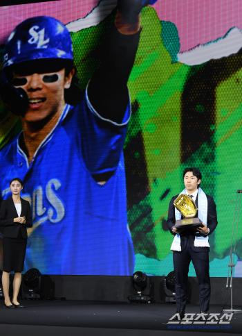  Samsung Kim Sung-yoon wins Real Glove in Outfielder category