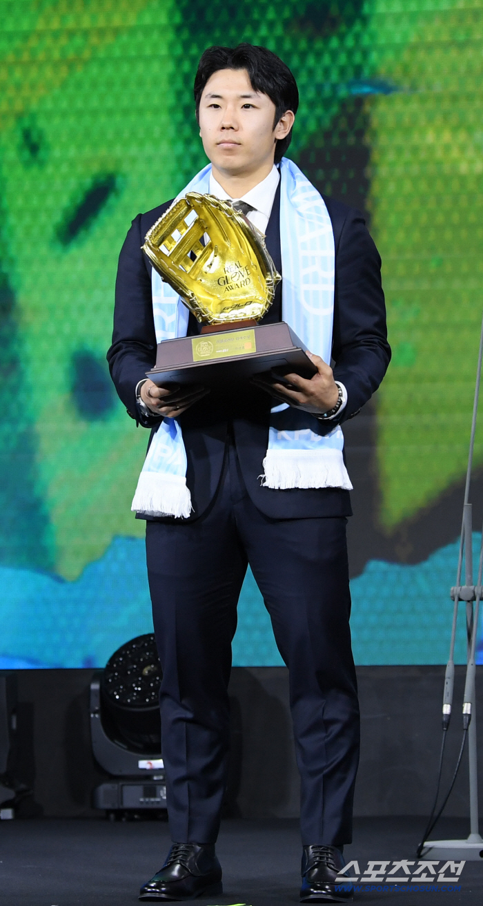  Samsung Kim Sung-yoon wins Real Glove in Outfielder category