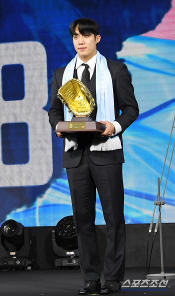  Samsung's Won Tae-in, the winner of the Real Glove Award for starting pitcher