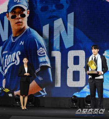 Samsung's Won Tae-in, the winner of the Real Glove Award for starting pitcher