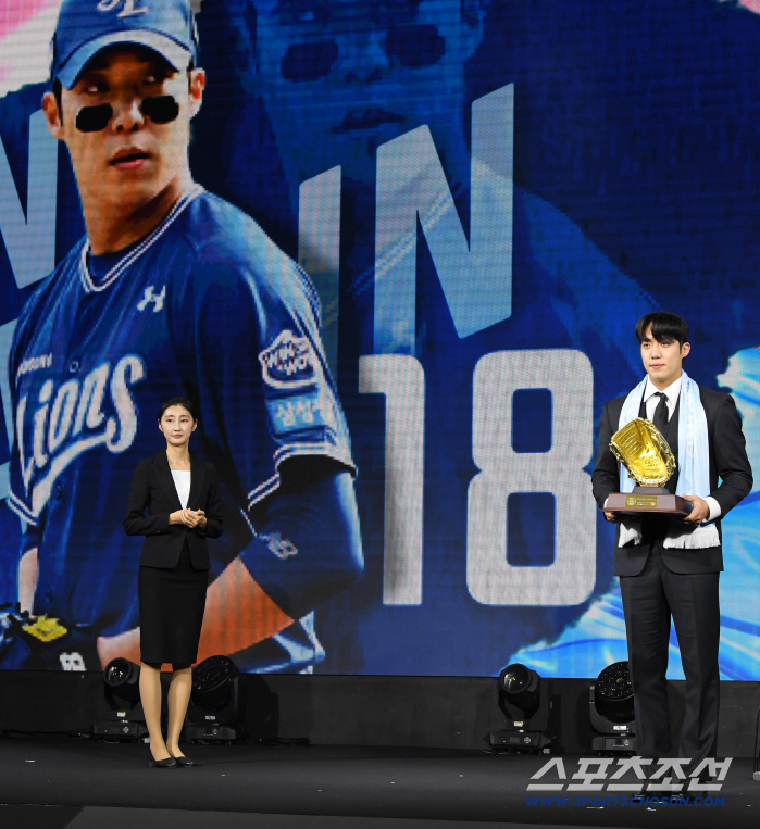  Samsung's Won Tae-in, the winner of the Real Glove Award for starting pitcher