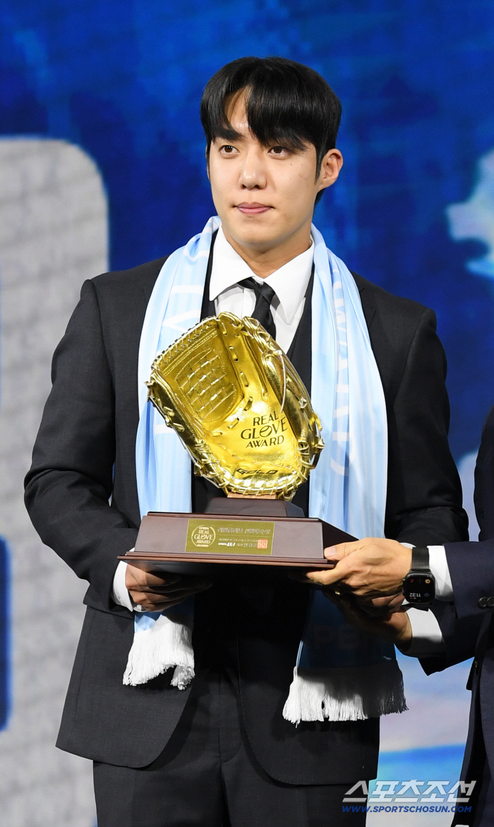  Samsung's Won Tae-in, the winner of the Real Glove Award for starting pitcher