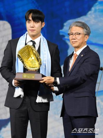  Samsung's Won Tae-in, the winner of the Real Glove Award for starting pitcher