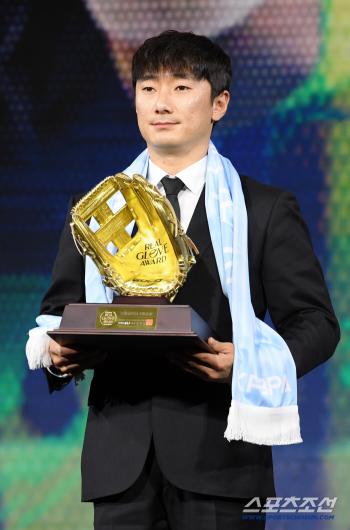  Second baseman Shin Minjae, shining real glove