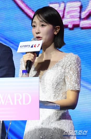  Shin Inwon, the MC of the Real Glove Awards for 2 consecutive years