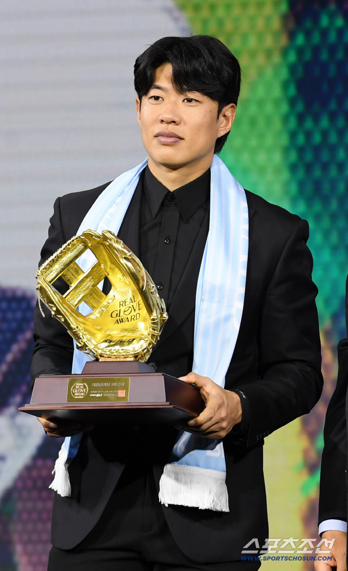  Song Sung-moon wins the Real Glove in the 3rd baseman category