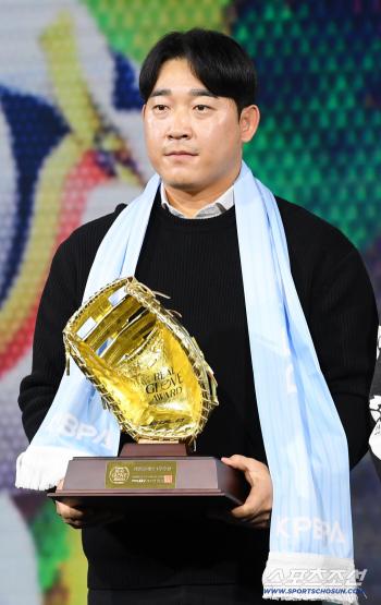  The winner of the first baseman category, Chae Eun-sung, is the main phenomenon