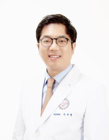 Professor Lee Seok-hyun of Hallym University's Gangnam Sacred Heart Hospital won the Korean Academy of Nuclear Medicine's Leading Innovation Award