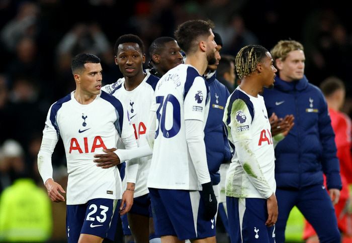 Son Heung-min must have been stressed out, Tottenham's controversial announcement of an unexpected position A fan said something rude without the captain SON, a mess, coach passing  collision between players  ignoring fans