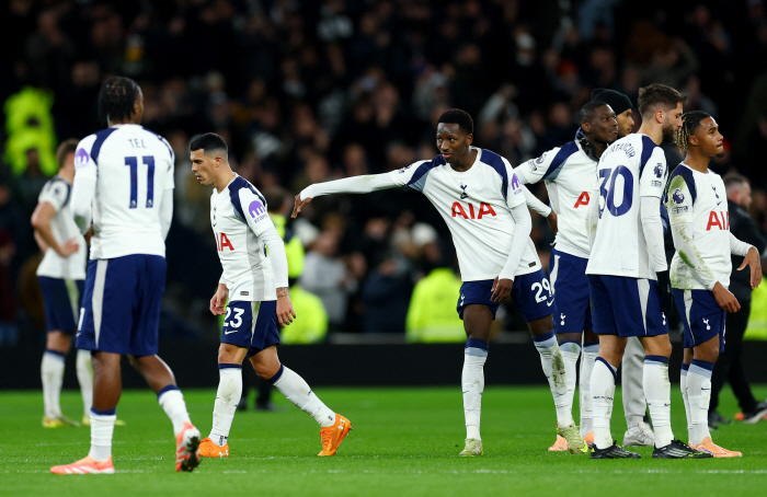 Son Heung-min must have been stressed out, Tottenham's controversial announcement of an unexpected position A fan said something rude without the captain SON, a mess, coach passing  collision between players  ignoring fans