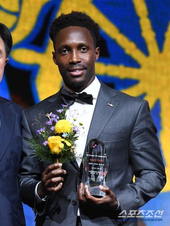 Thank you. Thank you again K League 2 Best Midfielder Four Musketeers, Gersovaldivia Lee Myung-ju Eouler 