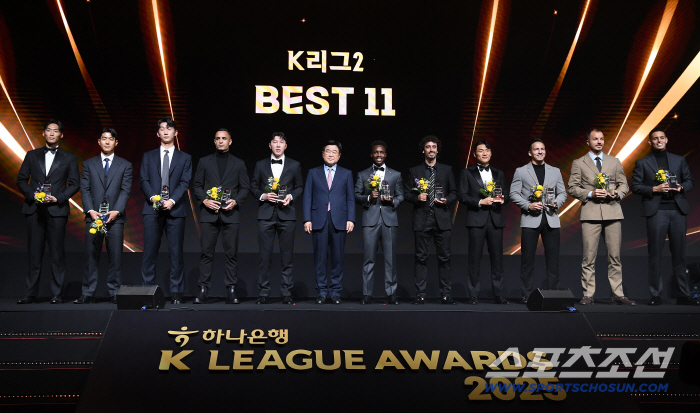 Thank you. Thank you again K League 2 Best Midfielder Four Musketeers, Gersovaldivia Lee Myung-ju Eouler 