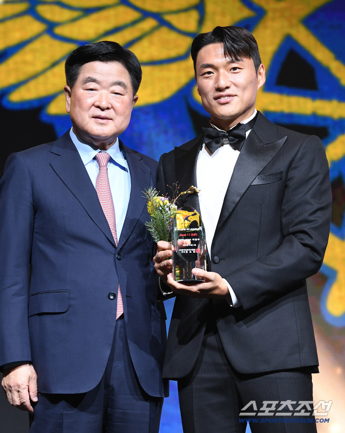 Thank you. Thank you again K League 2 Best Midfielder Four Musketeers, Gersovaldivia Lee Myung-ju Eouler 