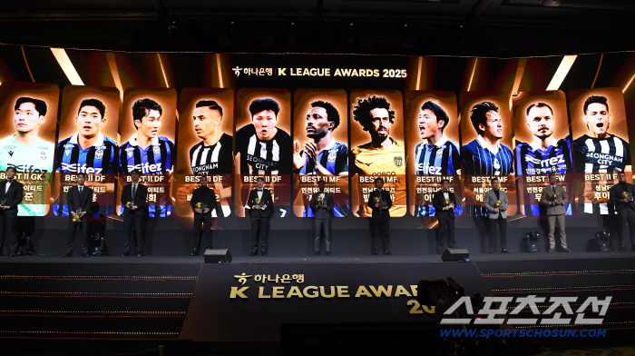 Thank you. Thank you again K League 2 Best Midfielder Four Musketeers, Gersovaldivia Lee Myung-ju Eouler 