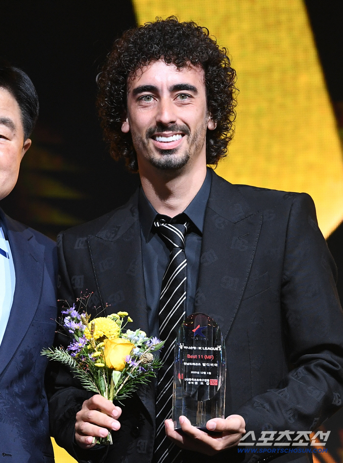 Thank you. Thank you again K League 2 Best Midfielder Four Musketeers, Gersovaldivia Lee Myung-ju Eouler 