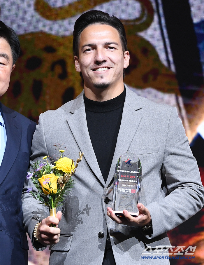 Thank you. Thank you again K League 2 Best Midfielder Four Musketeers, Gersovaldivia Lee Myung-ju Eouler 