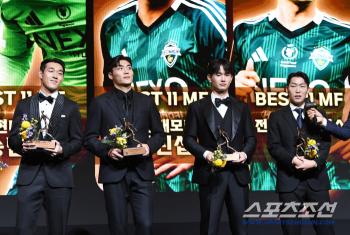 Thanks to all the members, I was able to win The best midfielder in K League 1 is Jeon. North Park Jin-seop, Kim Jin-gyu, Kang Sang-yoon, Song Min-gyu 