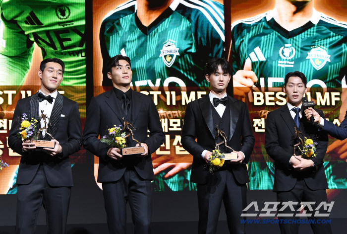 Thanks to all the members, I was able to win The best midfielder in K League 1 is Jeon. North Park Jin-seop, Kim Jin-gyu, Kang Sang-yoon, Song Min-gyu 