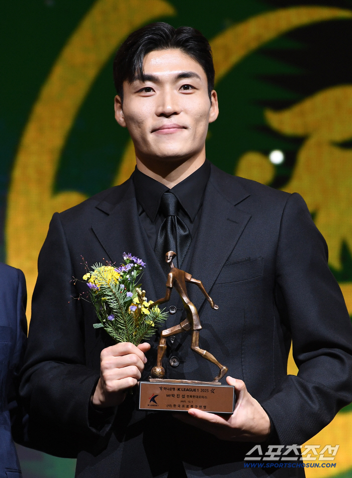 Thanks to all the members, I was able to win The best midfielder in K League 1 is Jeon. North Park Jin-seop, Kim Jin-gyu, Kang Sang-yoon, Song Min-gyu 