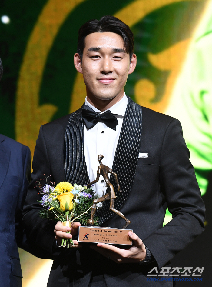 Thanks to all the members, I was able to win The best midfielder in K League 1 is Jeon. North Park Jin-seop, Kim Jin-gyu, Kang Sang-yoon, Song Min-gyu 