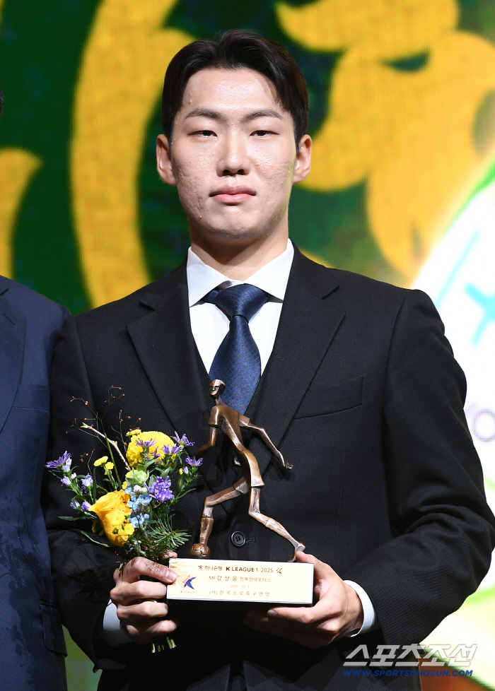 Thanks to all the members, I was able to win The best midfielder in K League 1 is Jeon. North Park Jin-seop, Kim Jin-gyu, Kang Sang-yoon, Song Min-gyu 