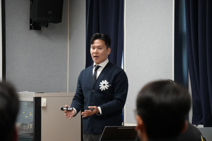 I'll protect you with procedures, not words The Korea Professional Football Association visits Gwangju FC and holds an on-site meeting. Promise to double-check charitable events and expand anonymous reporting centers