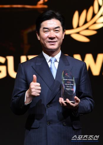  First and second division head coach Yoon Jung-hwan → MVP Jerso Young-ple Park Seung-ho → Best 11, 2025 K League 2 is Incheon craze