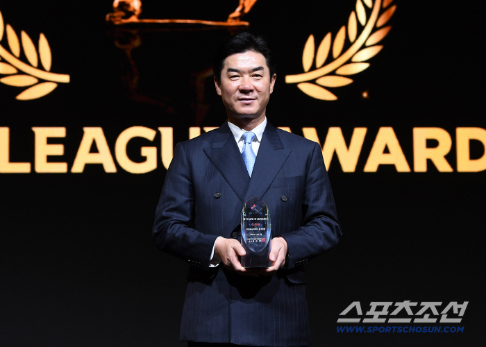  First and second division head coach Yoon Jung-hwan → MVP Jerso Young-ple Park Seung-ho → Best 11, 2025 K League 2 is Incheon craze