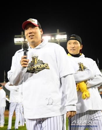 Kim Hyun-soo, who was unlikely to show a drop of blood even if he poked it, choked up I'm really upset that LG left, but this is a professional