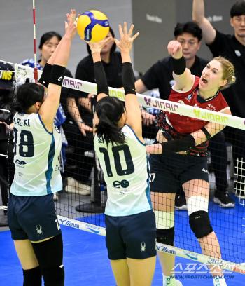  Carly trying to spike