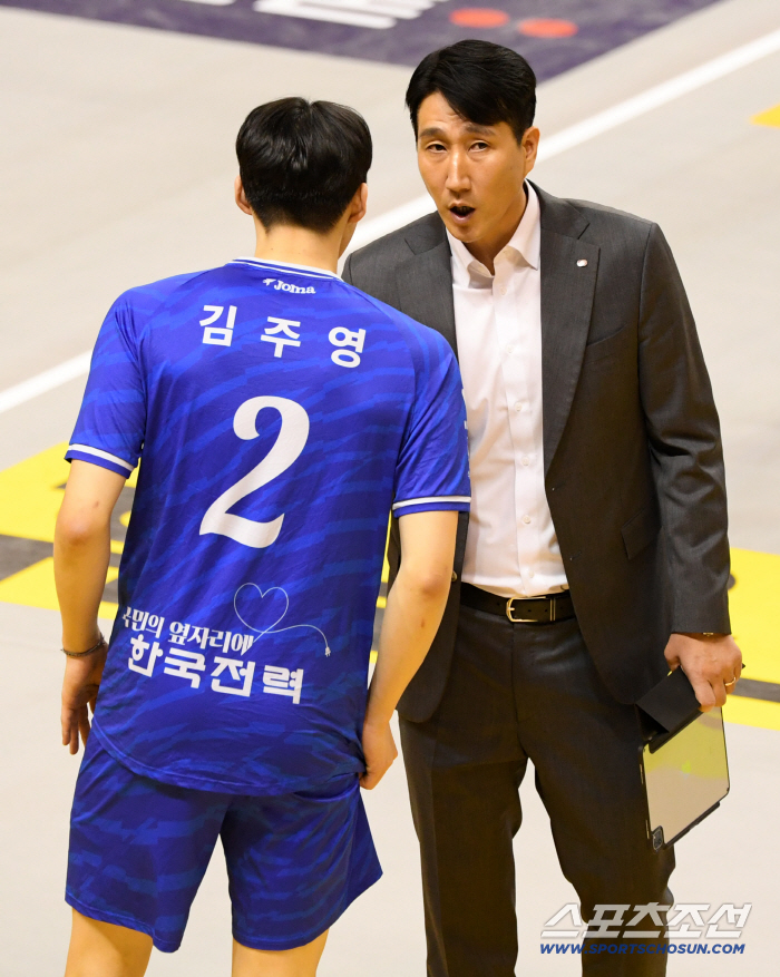  Director Kwon Young-min orders the setter to operate Kim Ju-young