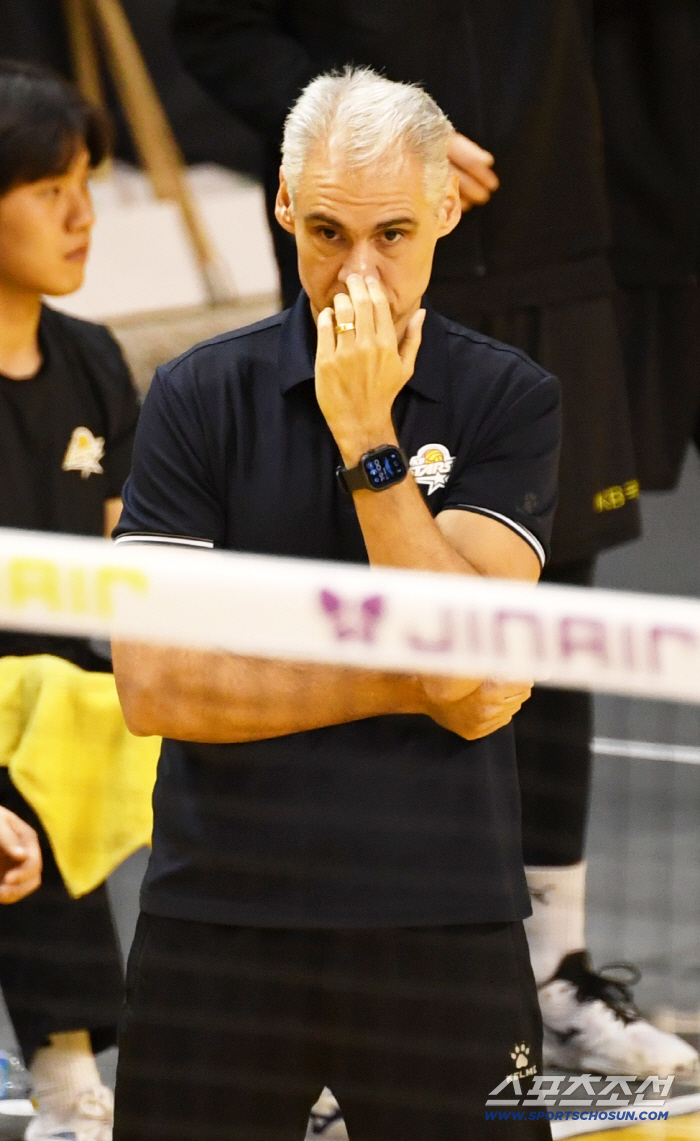  Director Leonardo Carvalho's agony