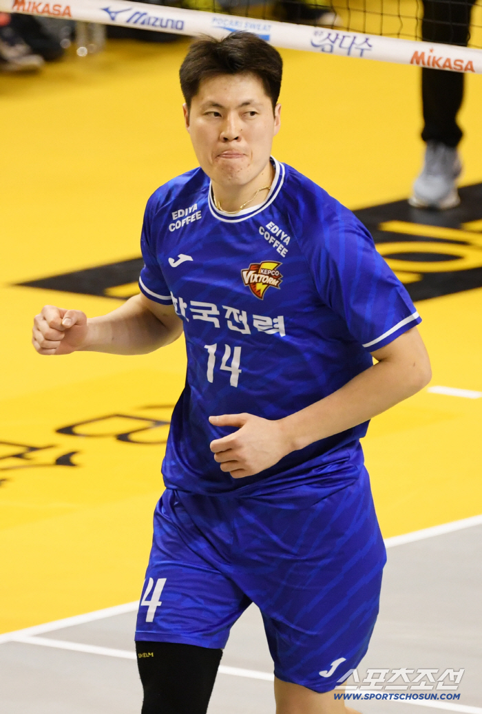  Eddie, clench your fist