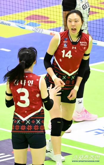  HYOJIN with big eyes. Did you see Dain?