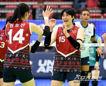  Kim Heejin successfully blocks and wide