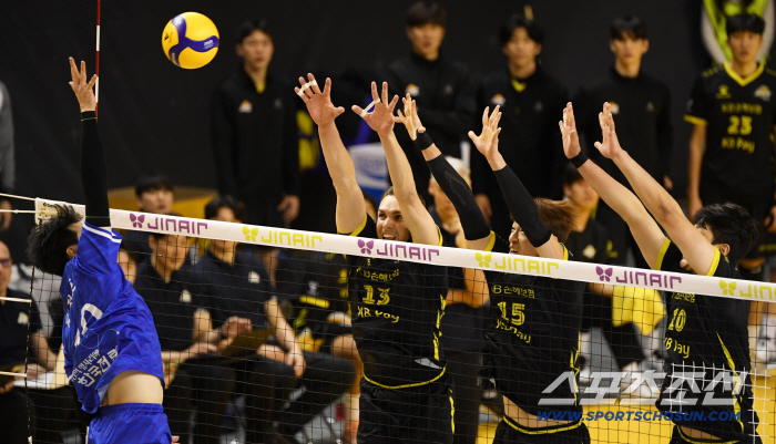  Kim Jung-ho breaks through the front of 3-person blockers