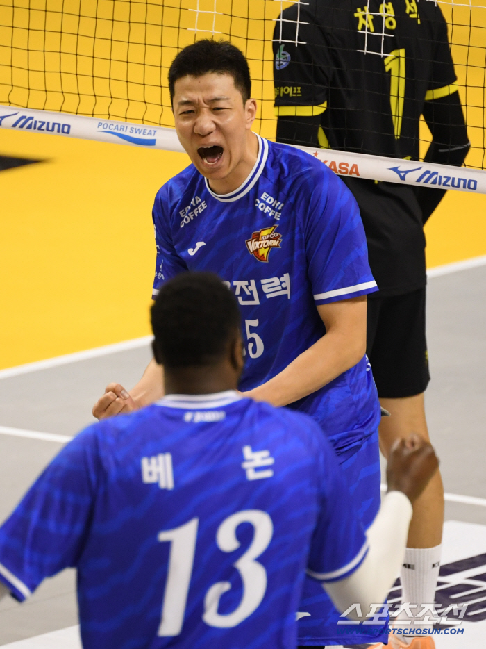  Shin Youngseok, roars