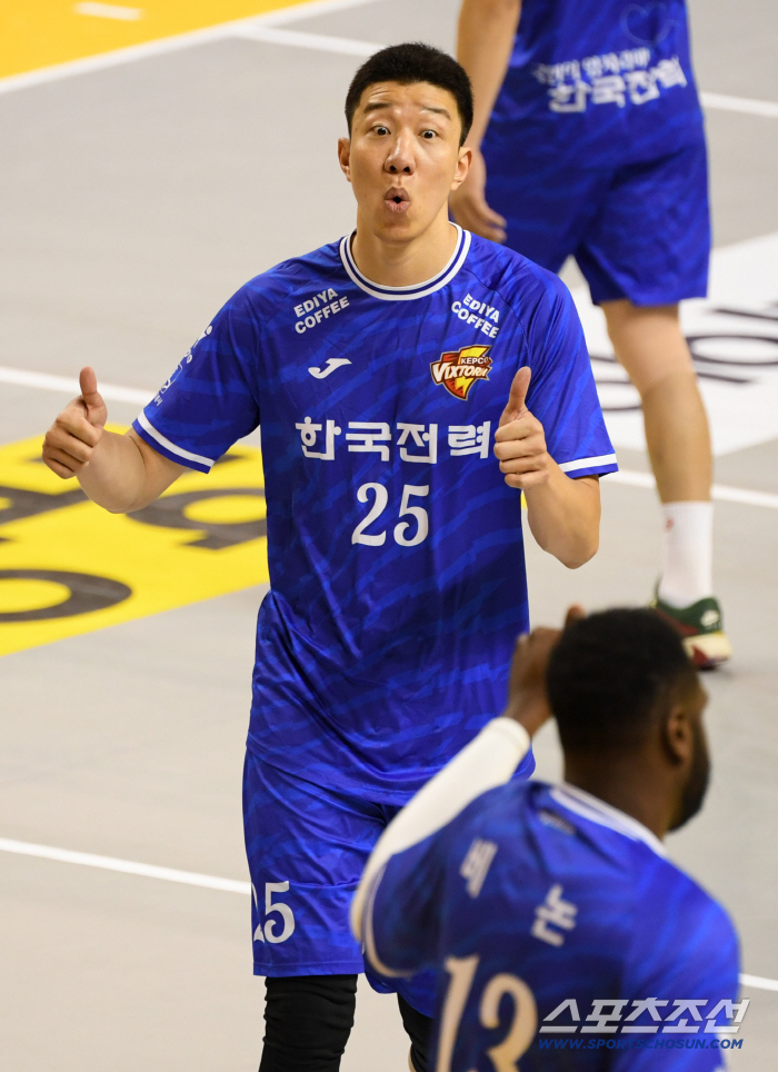  Shin Youngseok, thumbs up