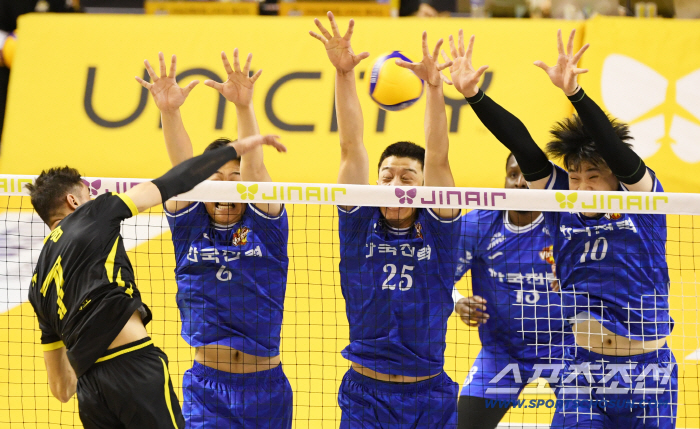  Ya-Koob breaks the front of the 3-person blocker