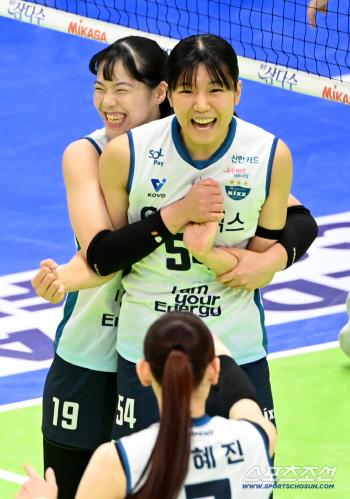  Yo-yeon, Oh Se-yeon, back hug