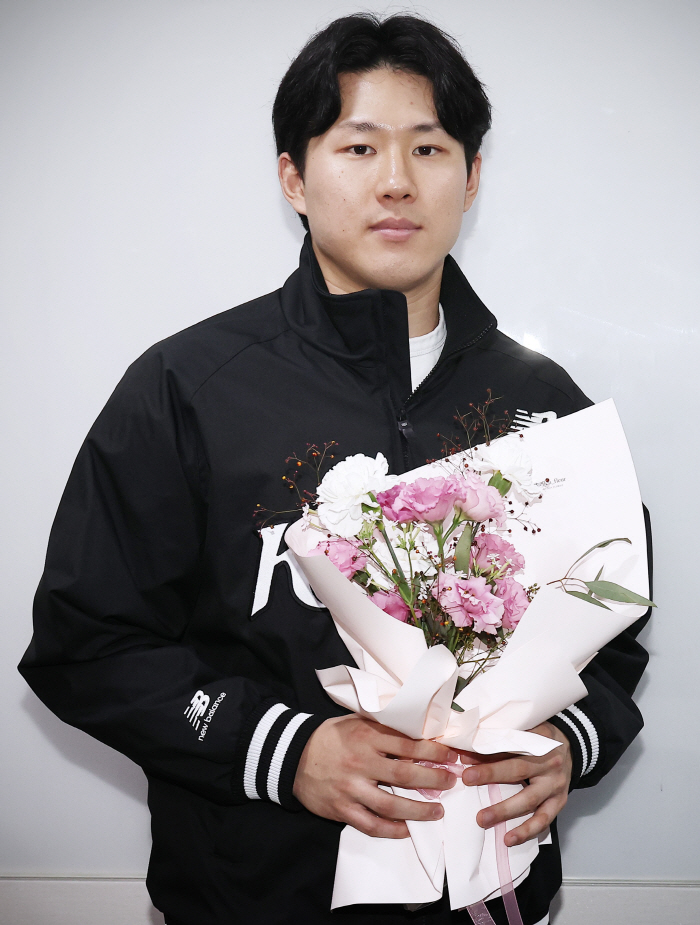 Save 4.8 billion won, and if the reward player becomes a big hit, isn't it a nuclear gain? Who will I bring from the pitcher kingdom