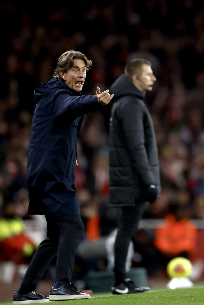 Son Heungmin is not here. Chaos! The team agreed in advance not to greet the fans...Get rid of the club, you get annoyed when you criticize it. Angry fans