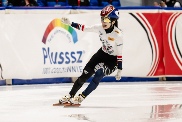 There's a slump, but there's no downfall! Short Track Successfully Recovered, World Tour 4th Final Day Kim Ki-li Lim Jong-un Run closes the competition with 2동 Dong 2수확 金 金 금 대회2 마감2 임질주 종· 투어로일 최종월드언로