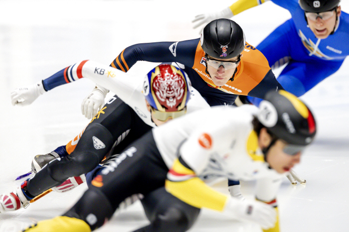 There's a slump, but there's no downfall! Short Track Successfully Recovered, World Tour 4th Final Day Kim Ki-li Lim Jong-un Run closes the competition with 2동 Dong 2수확 金 金 금 대회2 마감2 임질주 종· 투어로일 최종월드언로