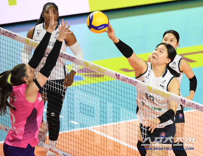 02 → 32 Rebecca One-Top Heungkuk Life has stopped 11 consecutive wins in the absolute first round of road construction 