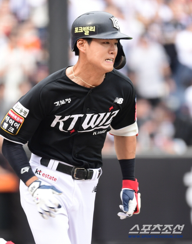 4.8 billion Choi Won-joon is here!NC, infielder Yoon Joon-hyuk, a highly utilized player in the ball, Wednesday, and week. 