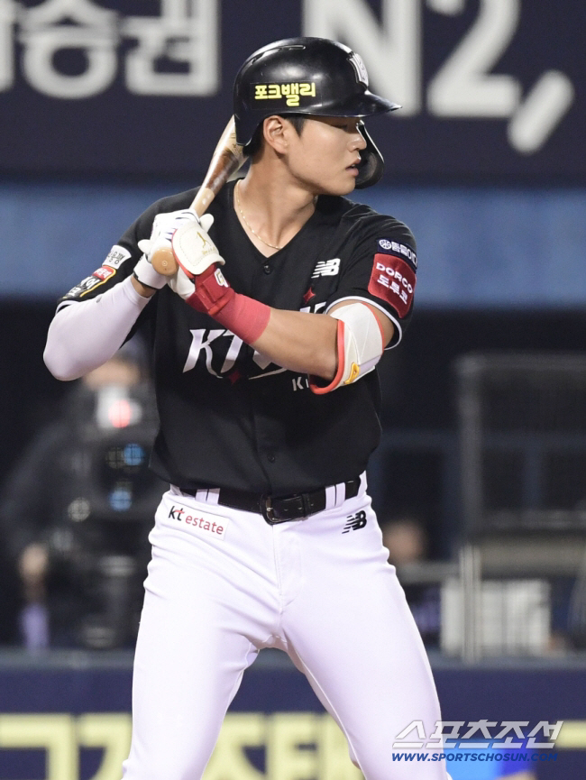 4.8 billion Choi Won-joon is here!NC, infielder Yoon Joon-hyuk, a highly utilized player in the ball, Wednesday, and week. 